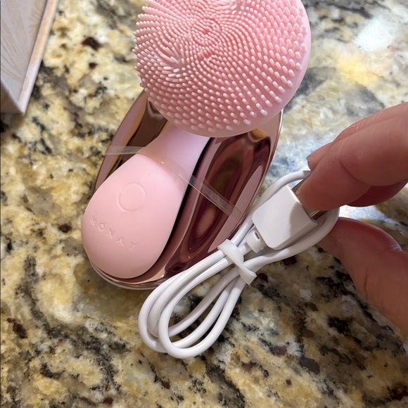 MONAT Face Exfoliating Brush, Includes Stand, Charging Cord - NWT - Picture 5 of 6